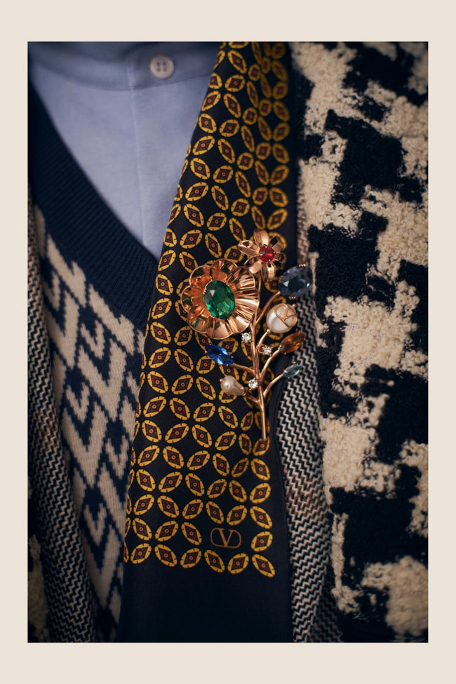 Una spilla Valentino by Alessandro Michele «Avant les débuts» spring 2025 (courtesy Valentino) 