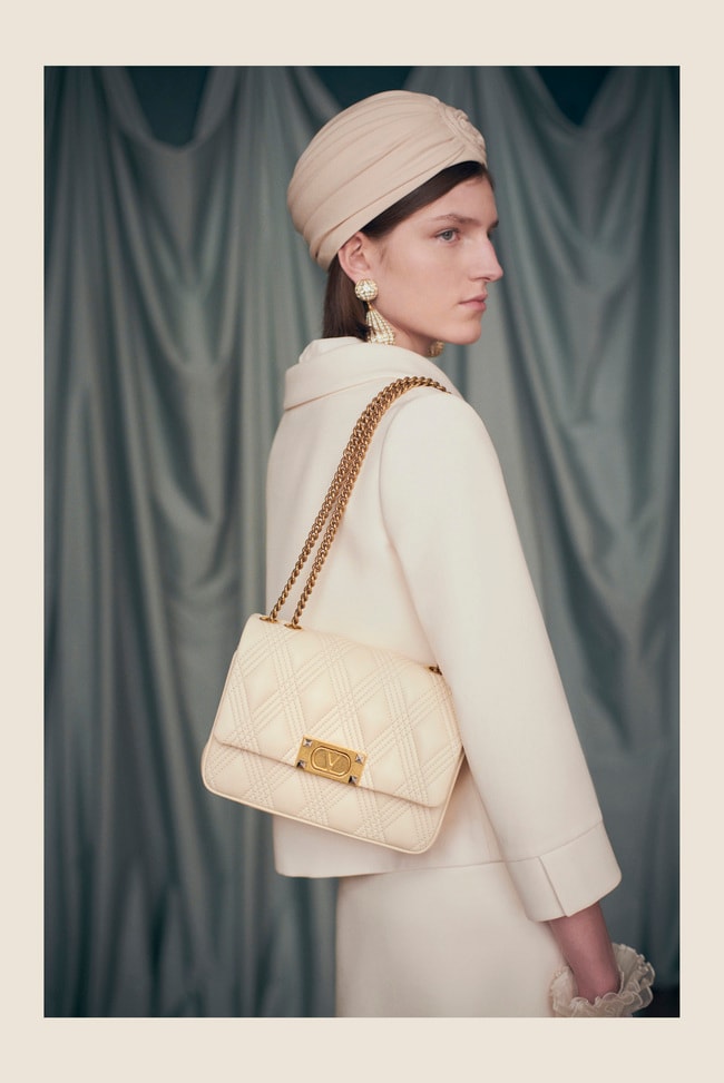 Una borsa e un copricapo Valentino by Alessandro Michele «Avant les débuts» spring 2025 (courtesy Valentino) 