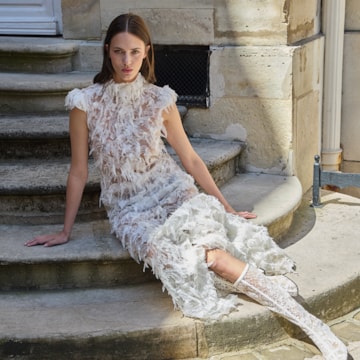 Petali di luce, veli d’eleganza: la couture parla italiano a Parigi 02