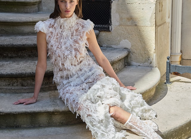 Petali di luce, veli d’eleganza: la couture parla italiano a Parigi 02