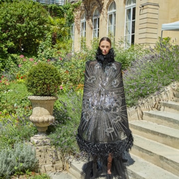 Petali di luce, veli d’eleganza: la couture parla italiano a Parigi 05