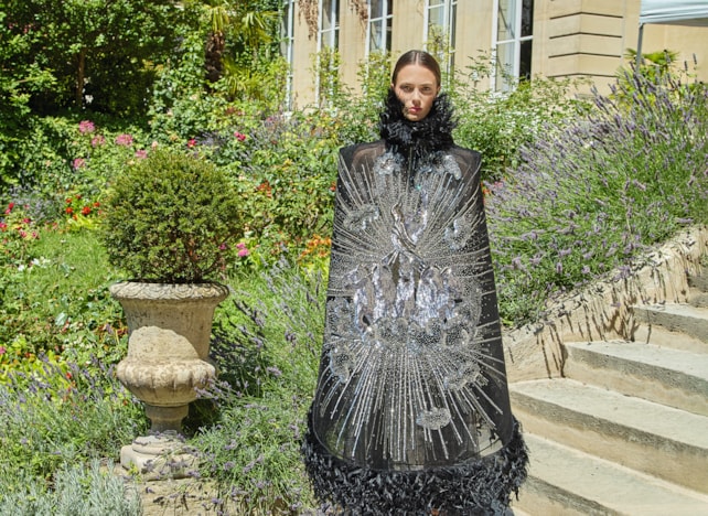 Petali di luce, veli d’eleganza: la couture parla italiano a Parigi 05