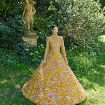 Petali di luce, veli d’eleganza: la couture parla italiano a Parigi 06