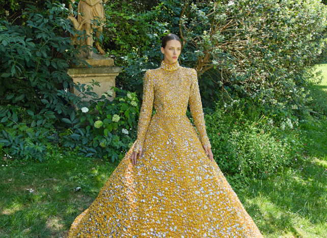 Petali di luce, veli d’eleganza: la couture parla italiano a Parigi 06