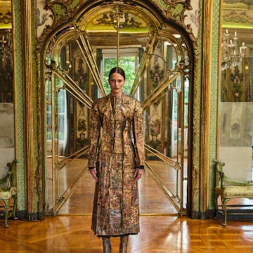 Petali di luce, veli d’eleganza: la couture parla italiano a Parigi 09