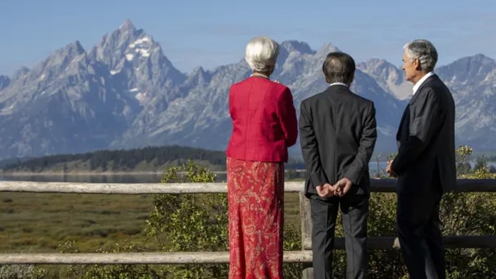 Dollaro in lieve rafforzamento in attesa di Powell