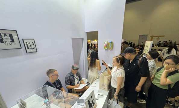 Il designer tedesco di giocattoli pop Mark Landwehr e il suo team realizzano un’illustrazione a mano per un acquirente cinese durante la fiera di giocattoli pop a Pechino Foto: Chen Qingrui/GT