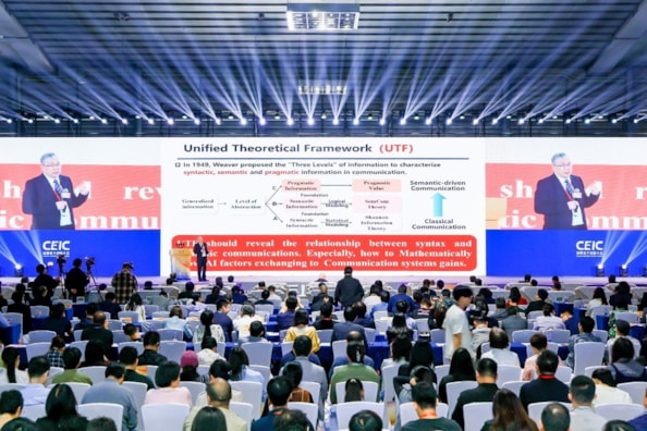 Alla cerimonia di apertura del Ceic 2025 hanno partecipato oltre 1.000 rappresentanti dell’industria globale. Sotto, i padiglioni della rassegna che ha visto la partecipazione di 300 aziende tecnologiche provenienti da 20 paesi e regioni del mondo