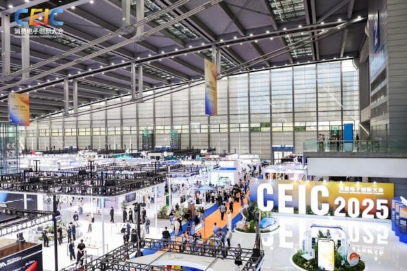 Alla cerimonia di apertura del Ceic 2025 hanno partecipato oltre 1.000 rappresentanti dell’industria globale. Sotto, i padiglioni della rassegna che ha visto la partecipazione di 300 aziende tecnologiche provenienti da 20 paesi e regioni del mondoShenzhen, l’innovazione sul podio. Dai robot domestici alle auto smart fino alla casa intelligente