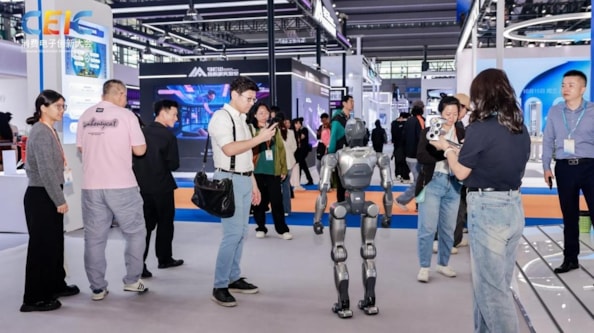Alla cerimonia di apertura del Ceic 2025 hanno partecipato oltre 1.000 rappresentanti dell’industria globale. Sotto, i padiglioni della rassegna che ha visto la partecipazione di 300 aziende tecnologiche provenienti da 20 paesi e regioni del mondoShenzhen, l’innovazione sul podio. Dai robot domestici alle auto smart fino alla casa intelligenteShenzhen, l’innovazione sul podio. Dai robot domestici alle auto smart fino alla casa intelligente