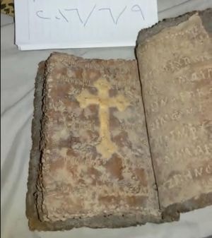 Una foto di due antiche bibbie trafugate in Siria e poi rivendute dopo essere state contrabbandate in Turchia