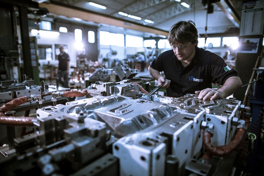 Il reparto assemblaggio di Modelleria Brambilla