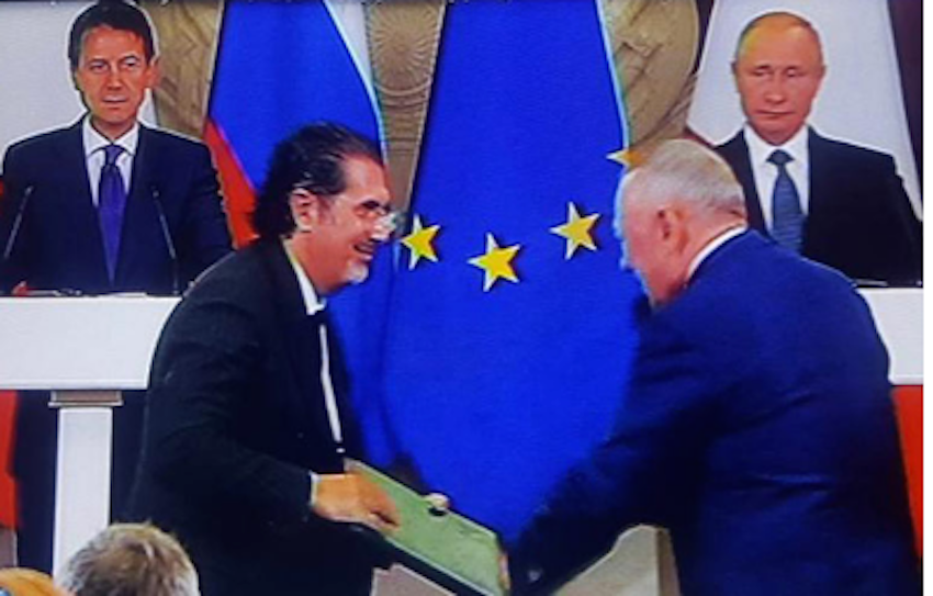 Marco Astorri mentre stringe la mano al ceo di Taif Jsc alla presenza di Valdimir Putin e del premier italiano Conte
