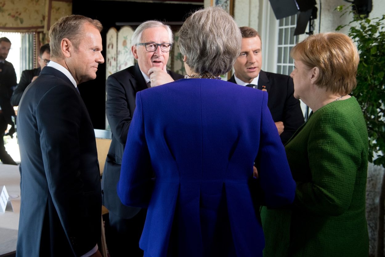Da sinistra Donald Tusk, Jean Claude Juncker, di spalle Theresa May, Emmanuel Macron e Angela Merkel