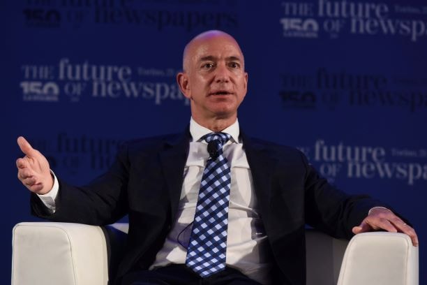 WSJ / Bezos e altri top manager Usa hanno venduto azioni appena in tempo