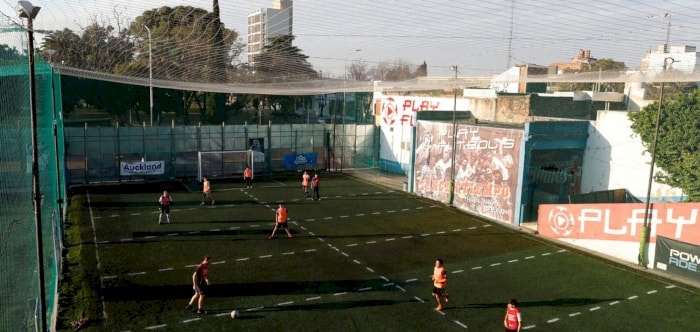 Come si gioca a calcio in una pandemia? Biliardino umano