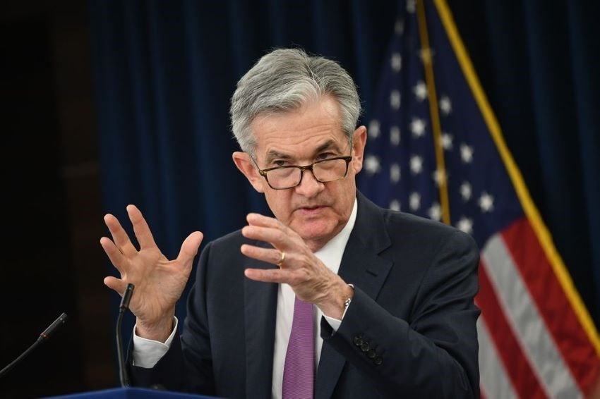 Powell ribadisce l'impegno della Fed e preme sul fronte degli stimoli fiscali