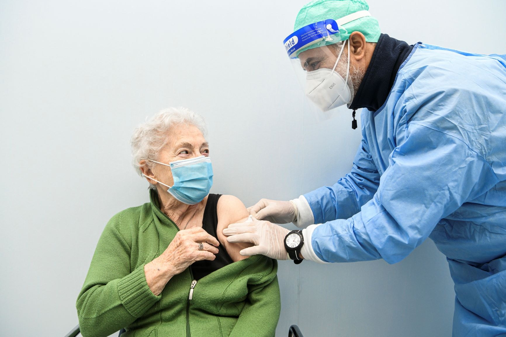 Vaccinare solo anziani e adulti a rischio. E poi riaprire tutto a febbraio