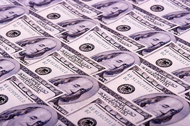 Il crollo della lira turca traina il biglietto verde, euro-dollaro sui minimi da inizio anno