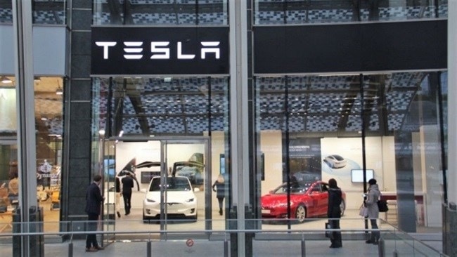 Tesla intensifica le relazioni con il governo cinese