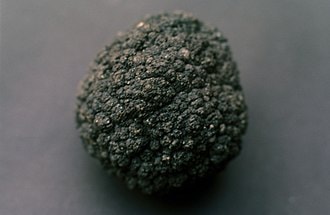 un nodulo di manganese, raccolto nelle profondità marine