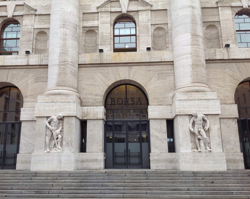 Milano chiude in rosso (-0,8%) con spread Btp/Bund intorno a 100 punti