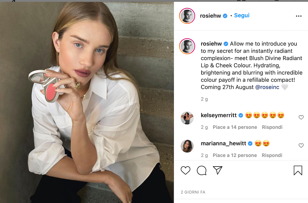 Rosie HW con uno dei suoi prodotti (courtesy @rosiehw)