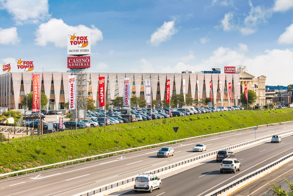 Un'immagine dell'outlet FoxTown, a Mendrisio