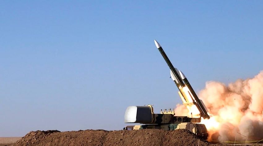 Cina, crolla la produzione industriale. Pechino lancia un missile ipersonico attorno alla Terra