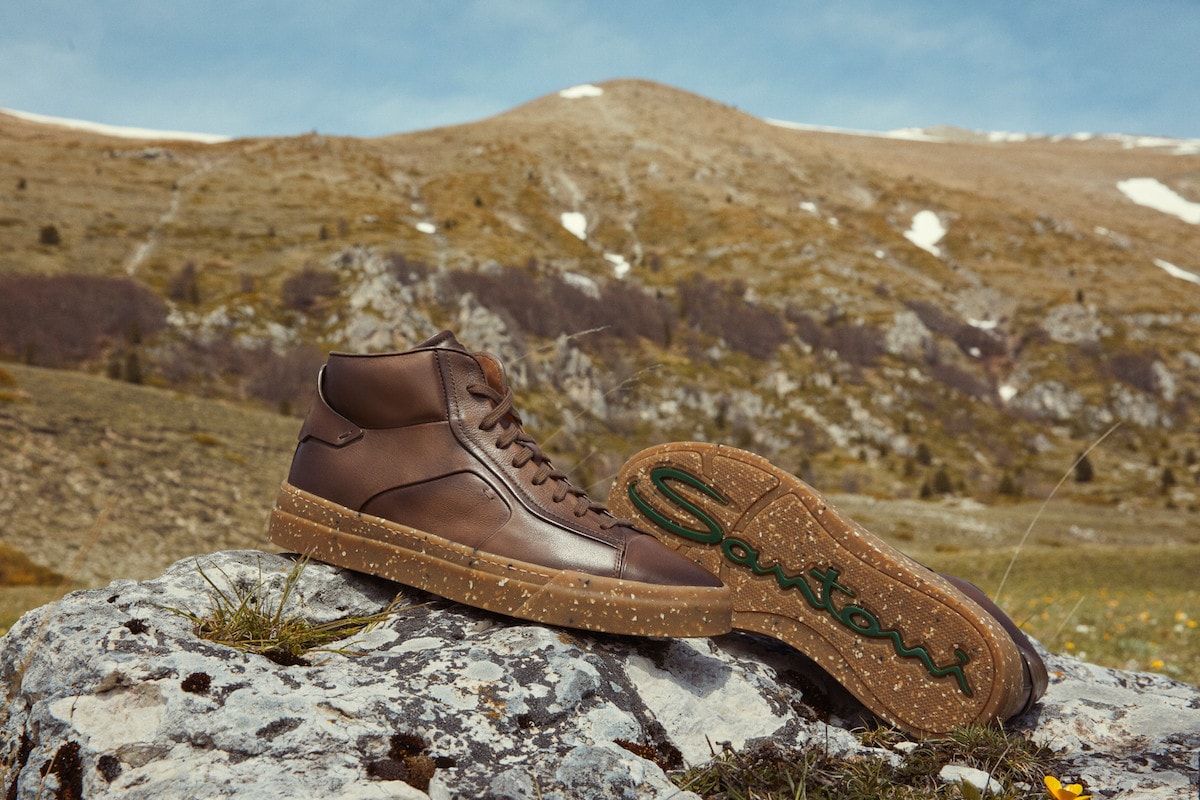 Un modello della collezione Rethink a-i 21/22 di Santoni