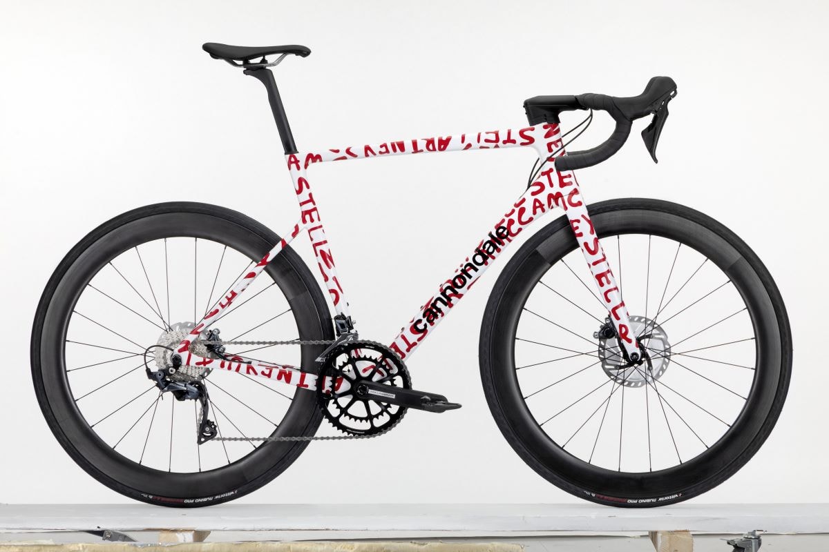 Un modello di Stella Shared 3 x Cannondale disegnato da Ed Curtis (courtesy of Stella McCartney)