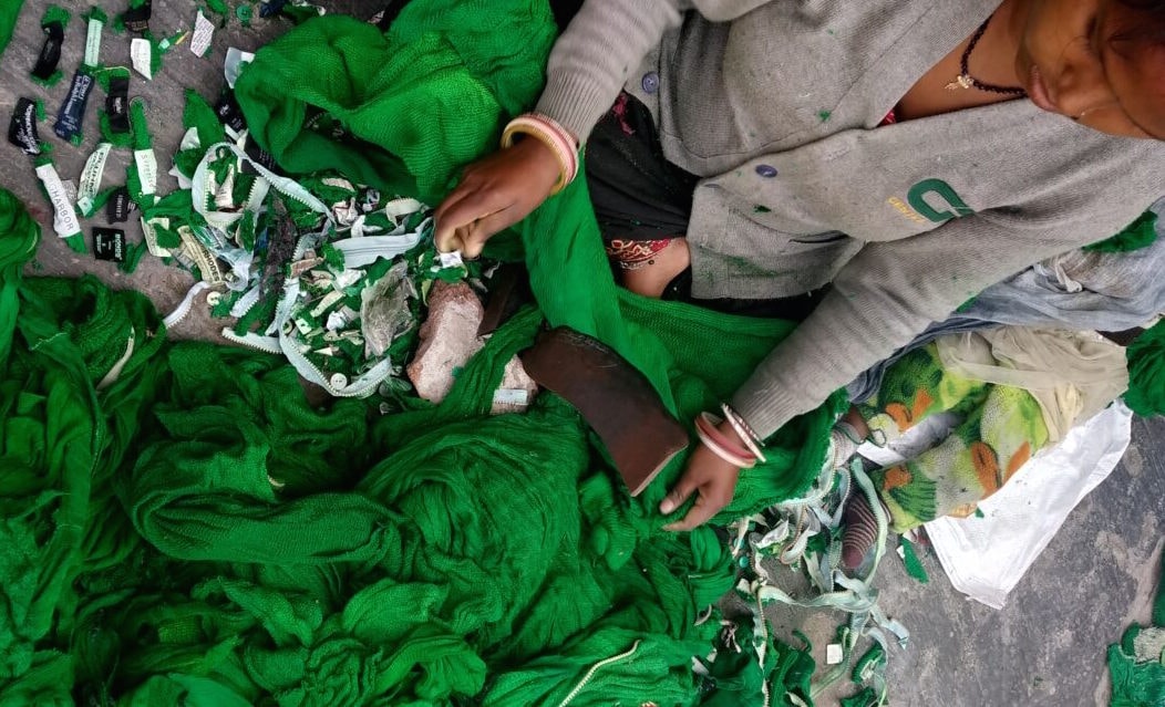 Smistamento dei rifiuti tessili post-consumo (courtesy, Saahas zero waste)