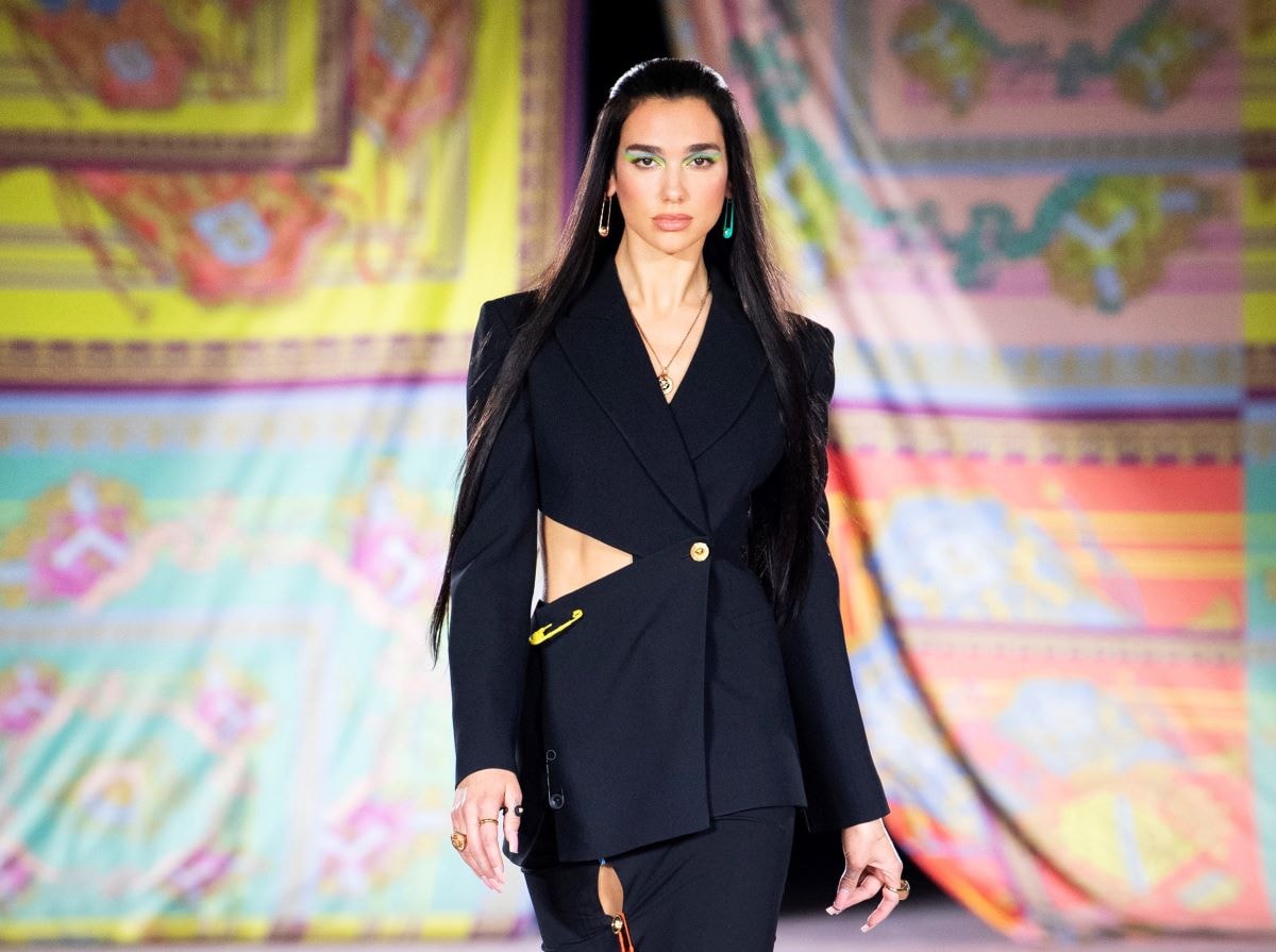 Un look della s-s 2022 di Versace