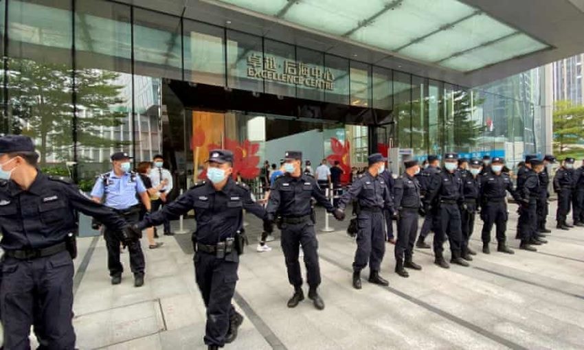 Cina, selloff sul settore immobiliare (-30%), mentre il Paese denuncia il primo caso di Omicron