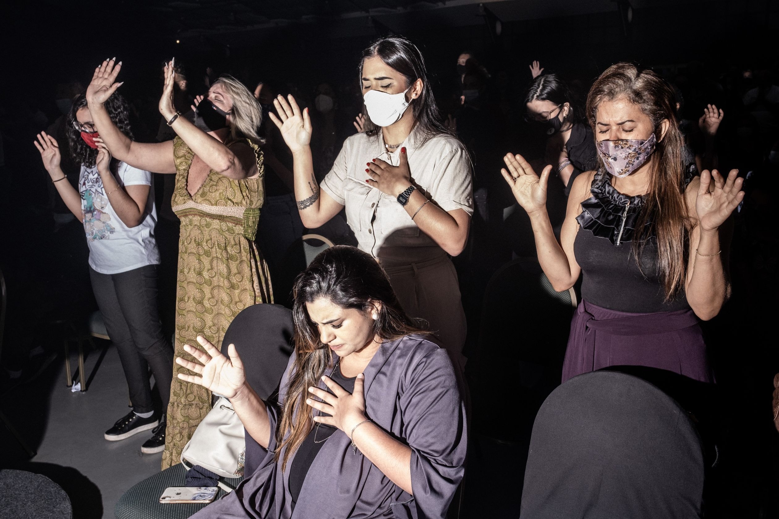 Credenti evangelici pregano nella Attitude Church di Rio de Janeiro