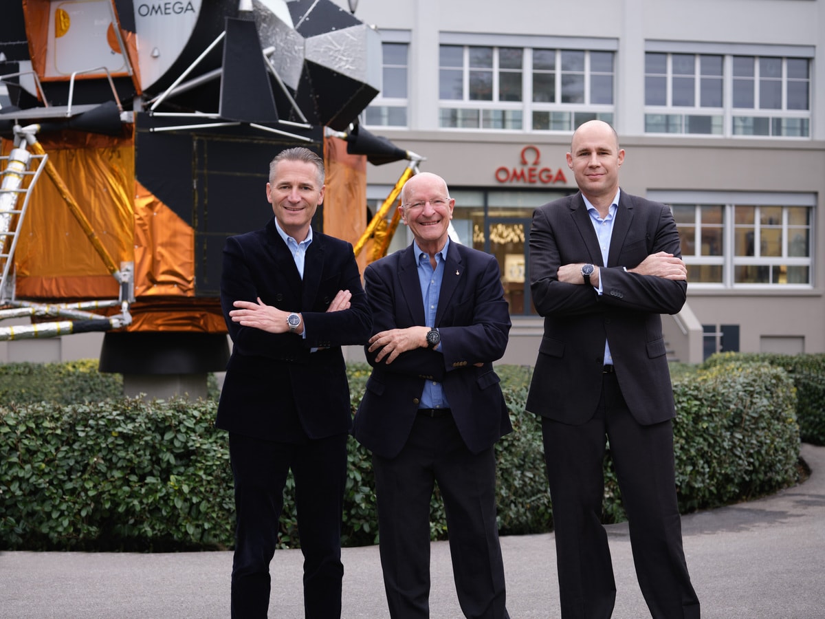 Il presidente e ceo di Omega Raynald Aeschlimann con Claude Nicollier e l'ad Clearspace Luc Piguet (courtesy, Swatch group) 