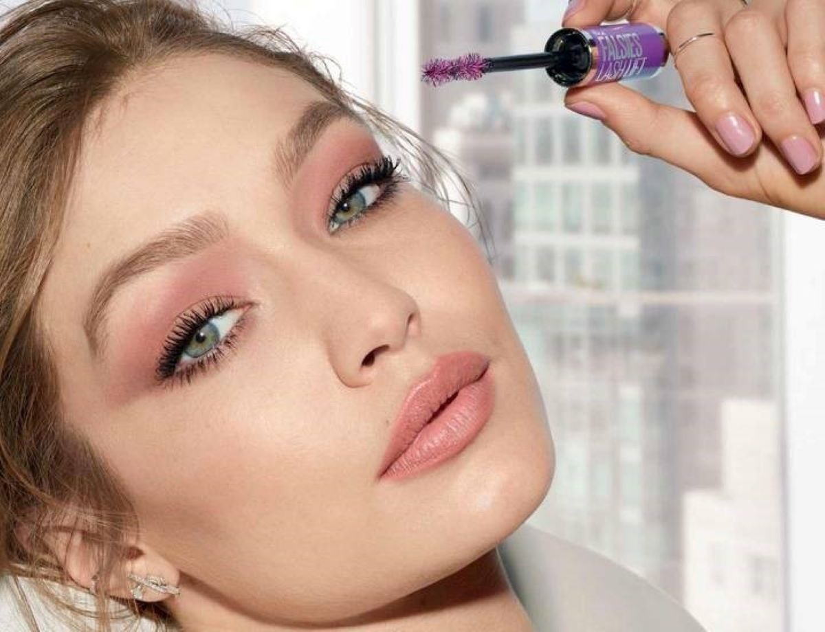 Gigi Hadid in una campagna Maybelline (ph. Official website) 