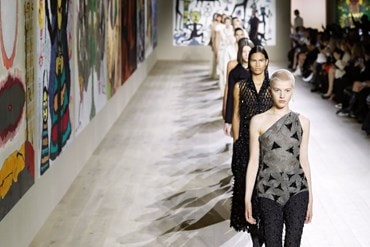 A moment of the Dior s-s 2022 haute couture show