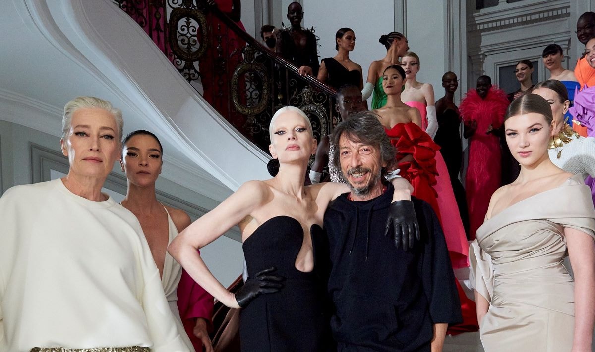 Pierpaolo Piccioli and the models at the end of the Valentino haute couture s-s 2022 show
