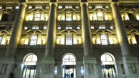 Ucraina affossa i mercati: Piazza Affari accelera al ribasso in chiusura (-1,70%), lo spread vola a 171 punti