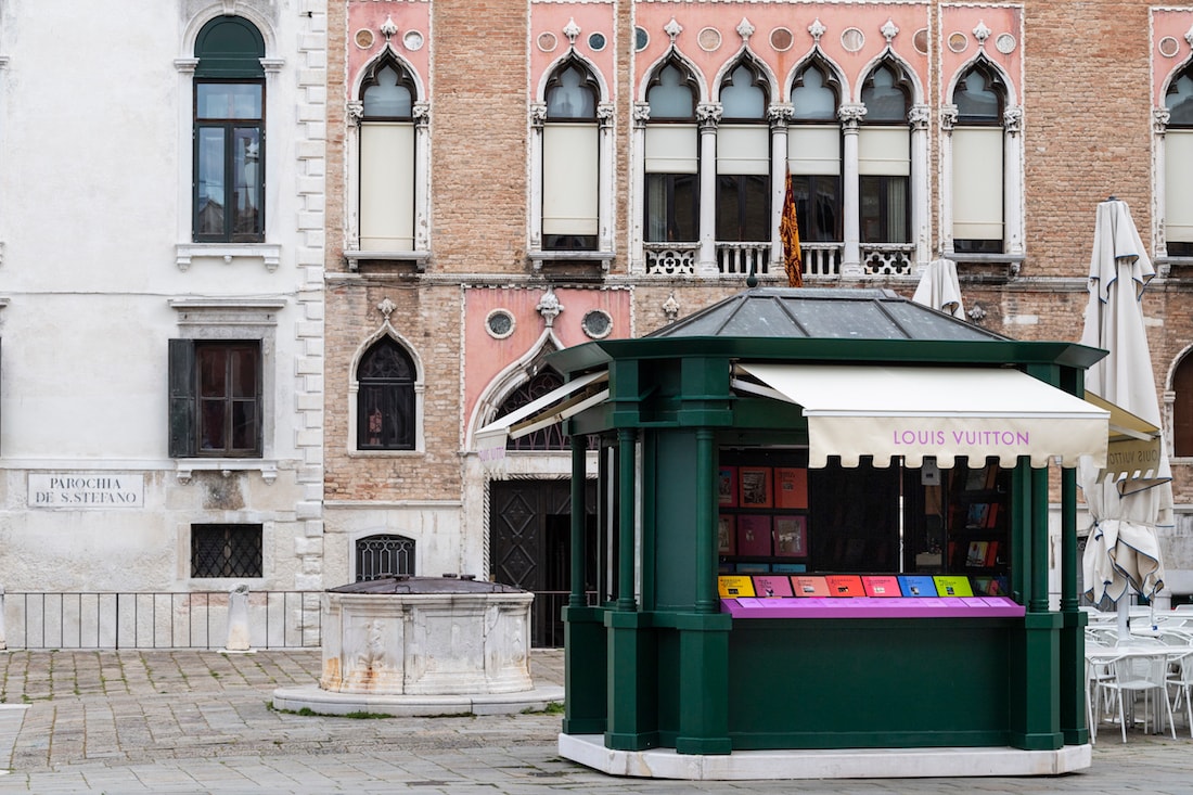 One of the newsstands opened by Louis Vuitton around the Venetian squares (courtesy Louis Vuitton/Daniele Nalesso) 