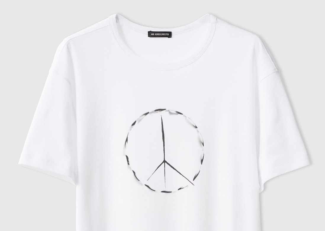 Un dettaglio della limited edition della T-shirt Peace feather circle (courtesy Ann Demeulemeester)
