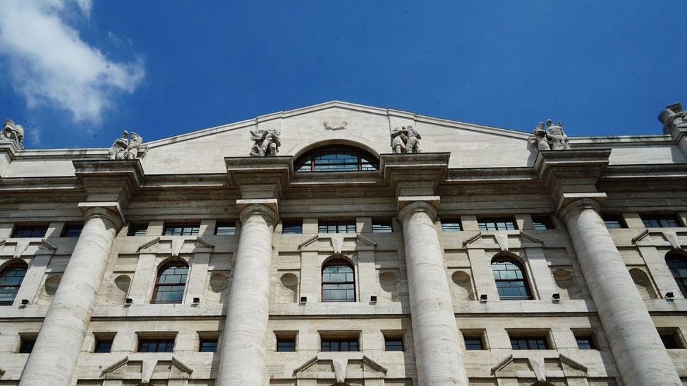 Milano perde il 2,7% con spread a 204 punti. Crollano i titoli tech