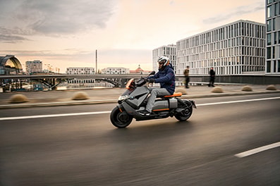 BMW CE 04, la berlina degli scooter ora è elettrica