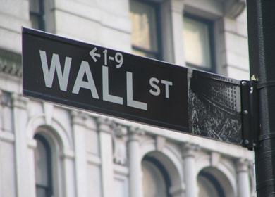 Wall Street chiude in rialzo sui massimi intraday. Nasdaq +1,6% in attesa delle trimestrali