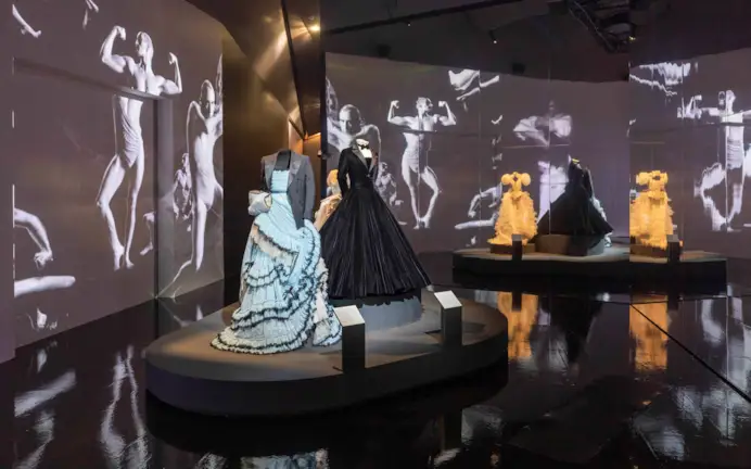 An image from the exhibition «Fashioning masculinities: the art of menswear»