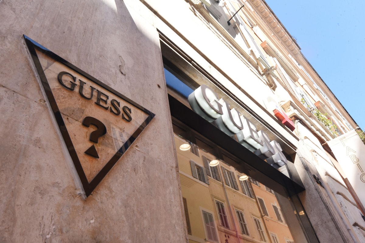 L'insegna di un negozio Guess