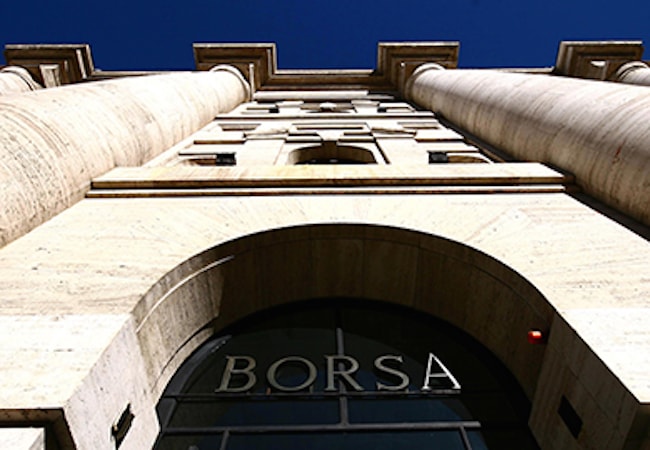 Borsa, il Ftse Mib sotto i 23.000 punti. Spread in leggero rialzo