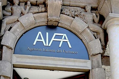 AIFA approva dose booster con vaccini bivalenti Comirnaty e Spikevax