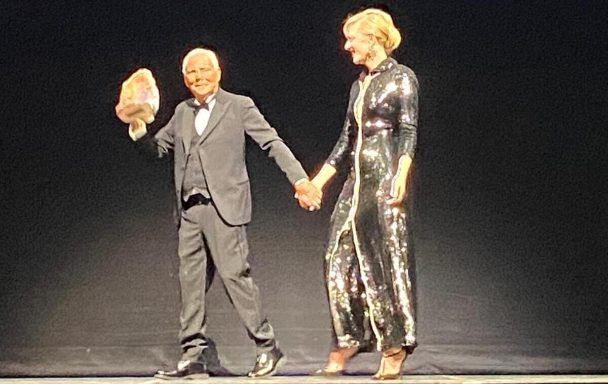 Cate Blanchett premia Giorgio Armani con il Visionary award